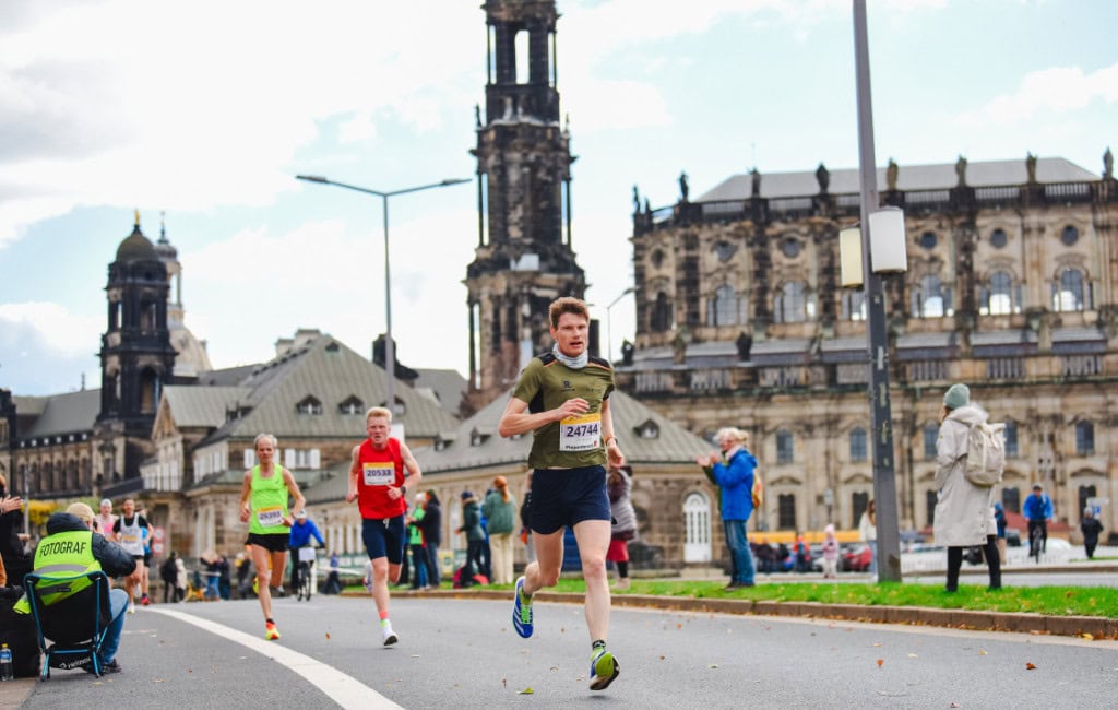 Marathonläufer beim Dresden-Marathon vor der Kathedrale Sanctissimae Trinitatis.