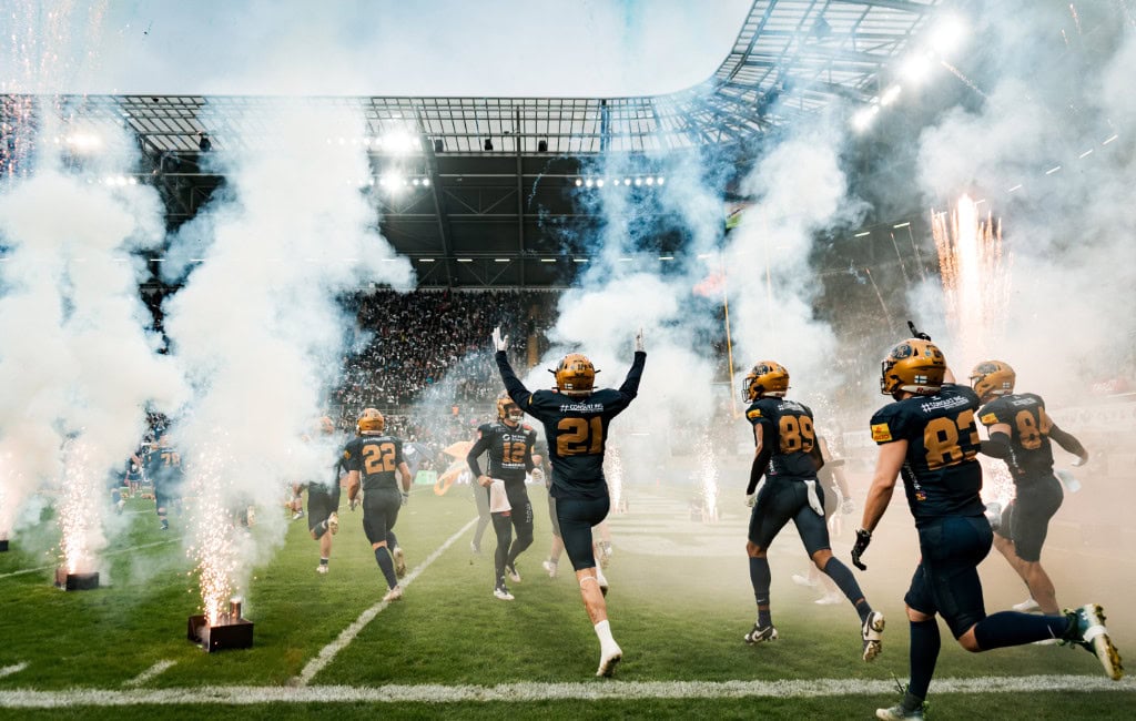 American Football-Spieler treten aufs Spielfeld.