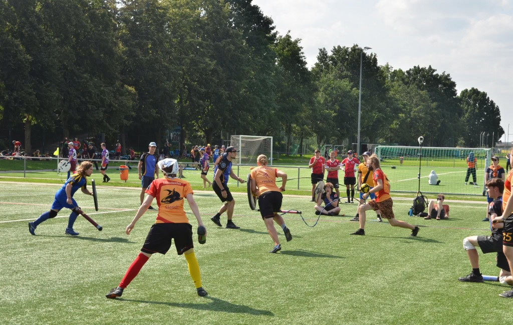 Mehrere Personen zweier Vereine spielen Jugger - einer davon kommt aus Dresden.