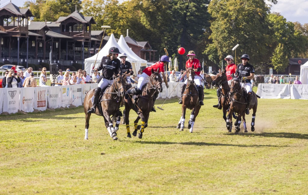 Polospieler auf Pferden beim Bentley Dresden Trophy.