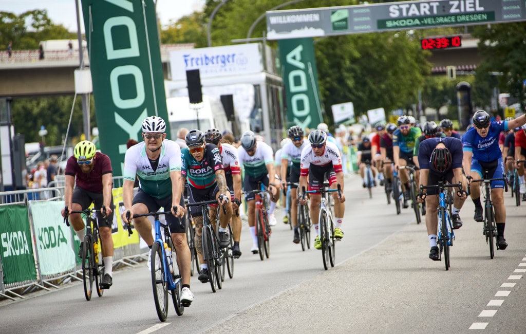 Radsportlerinnen und -sportler beim Velorace.