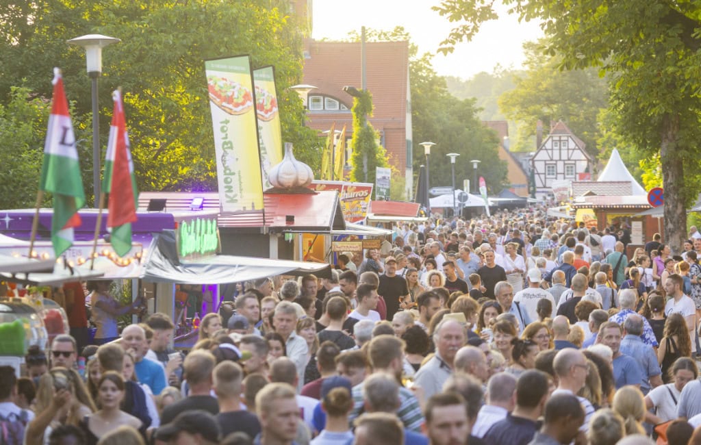 Die Fidelio-F-Finke-Strasse in Dresden-Loschwitz zum Elbhangfest - voller Besucherinnen und Besucher, die an Festbuden vorbeilaufen.