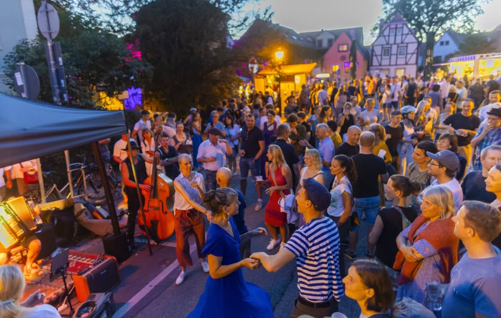 Die Fidelio-F-Finke-Strasse in Dresden-Loschwitz zum Elbhangfest - voller Besucherinnen und Besucher, die ausgelassen tanzen.