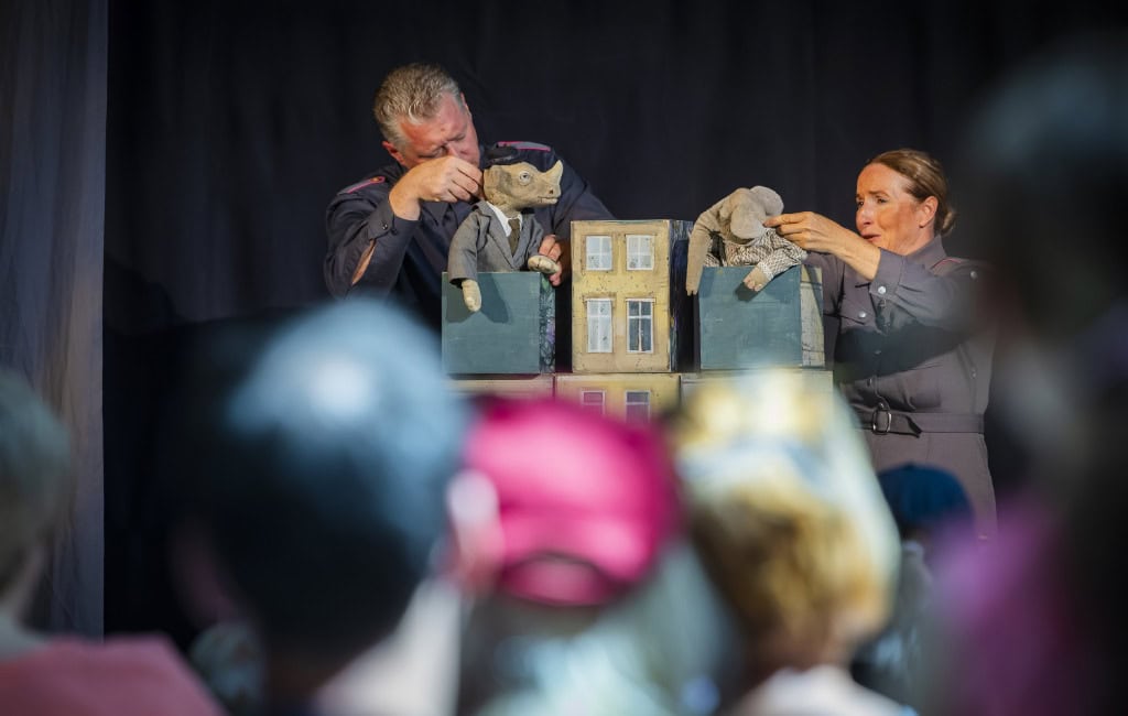 Virginia und Stefan P. Maatz führen das Puppentheater „Herr Tiger wird wild" auf.