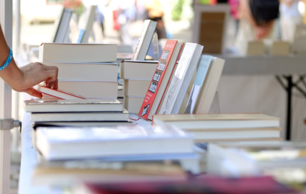 Ein Tisch voller Bücher beim Literaturfest Meißen.