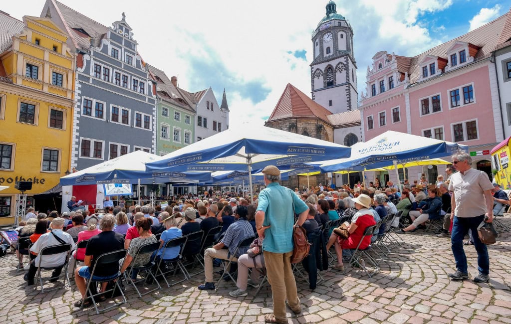Besucherinnen und Besucher des Literaturfest Meißen auf dem Marktplatz.