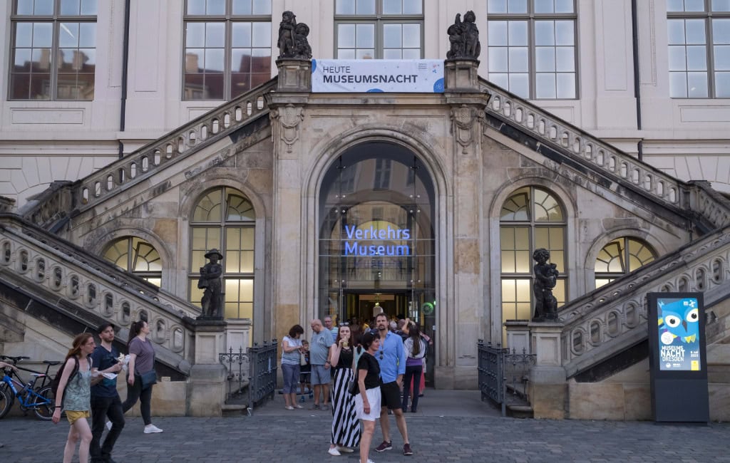Die Frontansicht des Verkehrsmuseums in Dresden zur Museumsnacht.
