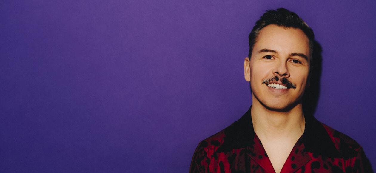 Tino Piontek vor violetten Hintergrund