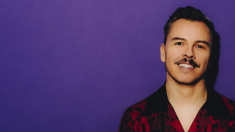 Tino Piontek vor violetten Hintergrund
