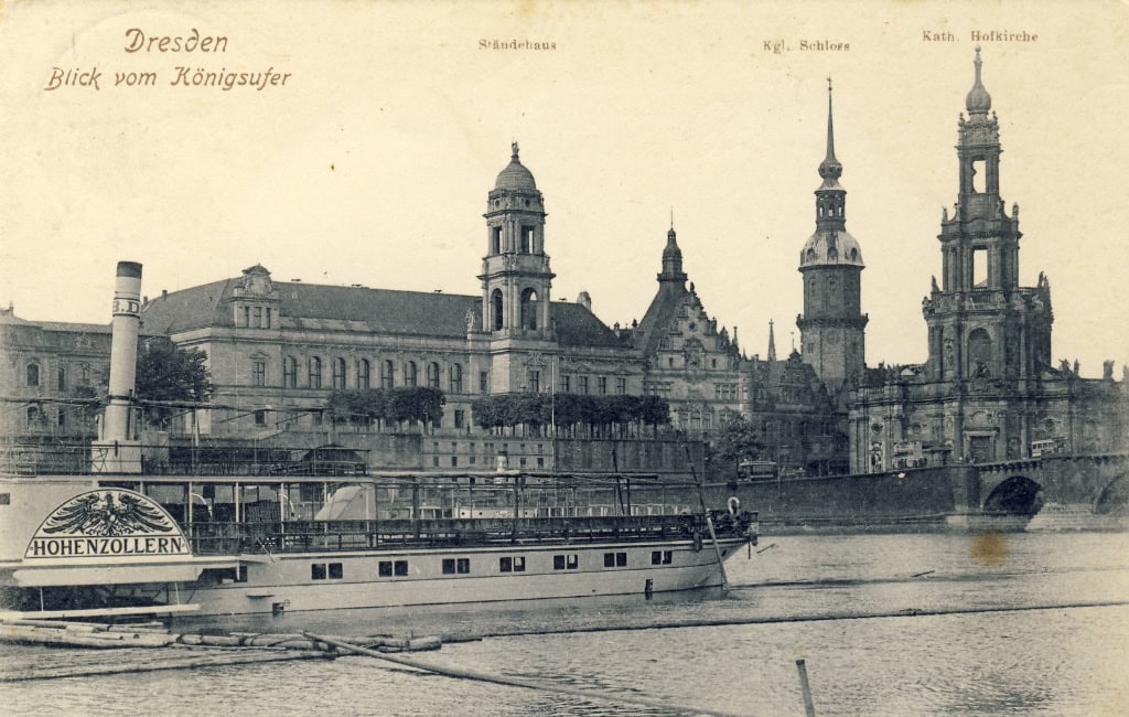 Historische Ansichtskarte mit dem Dampfschiff Hohenzollern auf der Elbe vor dunkler Dresdner Altstadtsilhouette.