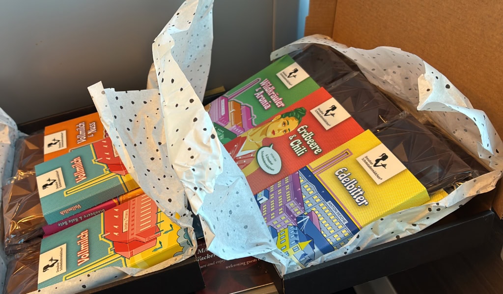 Große Schokoladentafeln der Marke Dresdner Schokoladenmädchen mit bunt gestalteten Verpackungen.