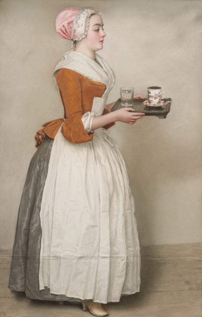 Gemälde „Das Schokoladenmädchen“ von Jean-Étienne Liotard: Eine junge Frau trägt ein Tablett mit einer Tasse Schokolade und einem Glas Wasser.