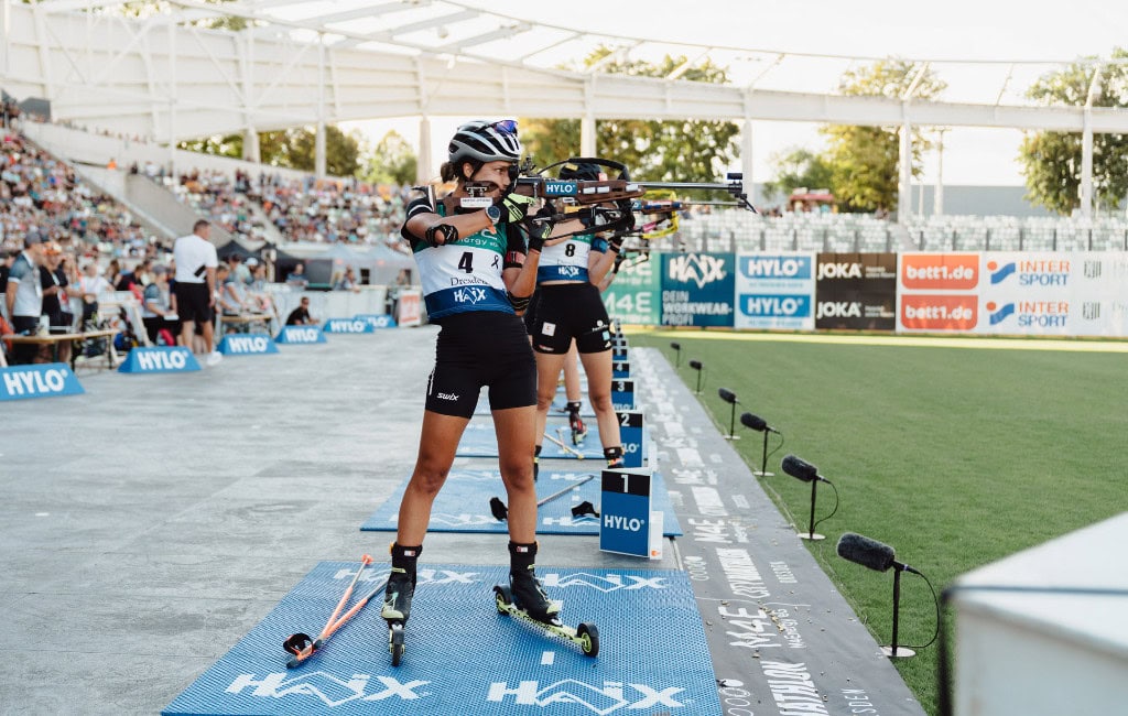 Sportlerinnen schießen beim City Biathlon 2025 in Dresden mit einem Kleinkalibergewehr.