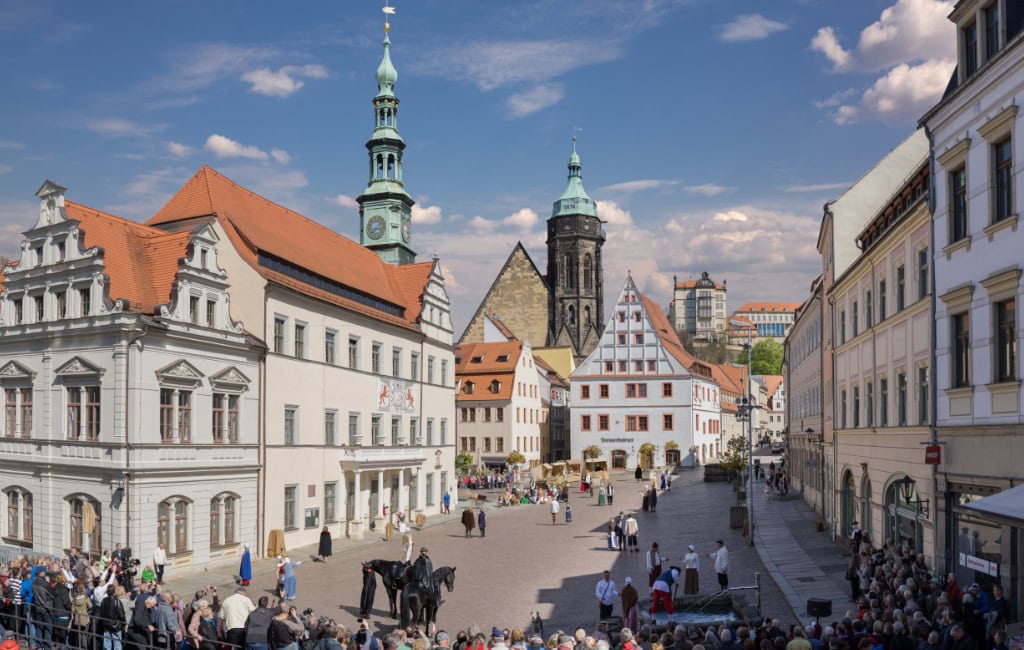 Historischer Marktplatz von Pirna mit Rathaus und Stadtkirche beim lebendigen Canaletto-Bild