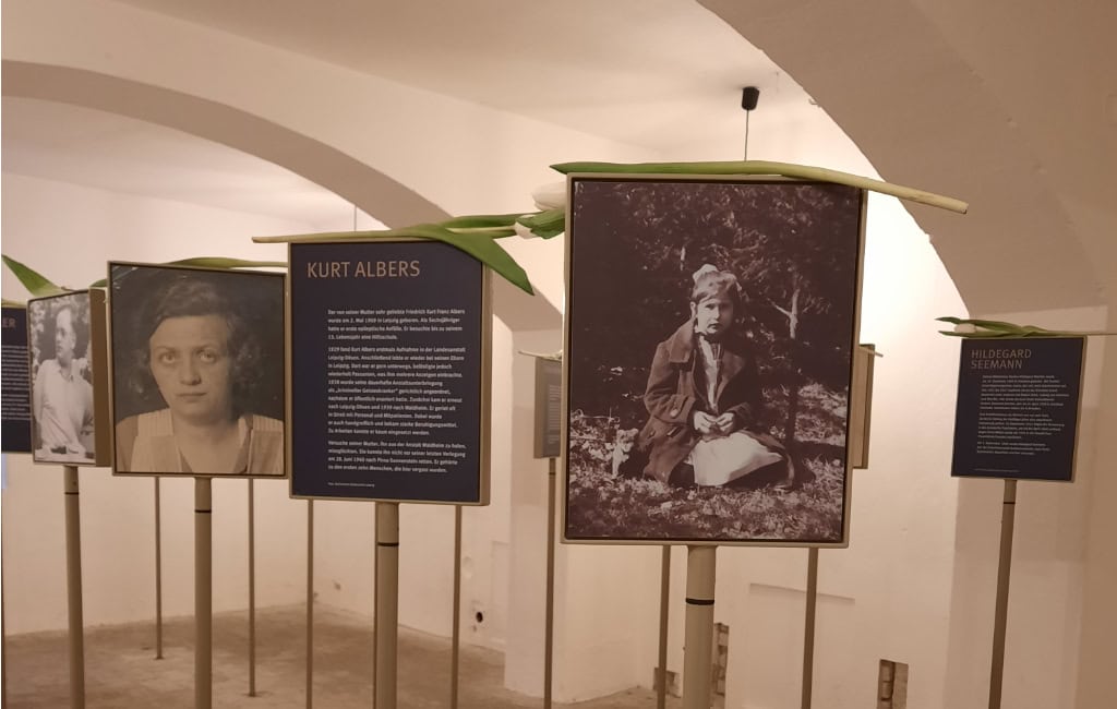 Ausstellung mit Porträts von Opfern in der Gedenkstätte Pirna-Sonnenstein.