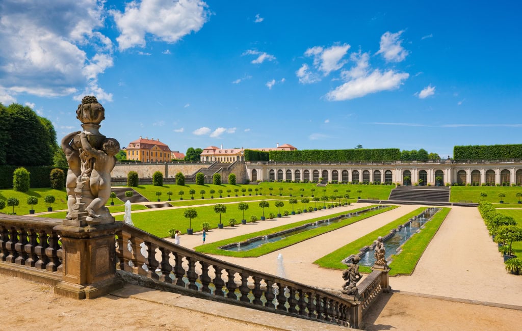 Barockgarten mit Alleen und Orangenbäumchen 