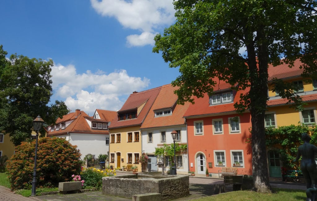 Bunte historische Häuser in einer schmalen Gasse der Pirnaer Schiffvorstadt.