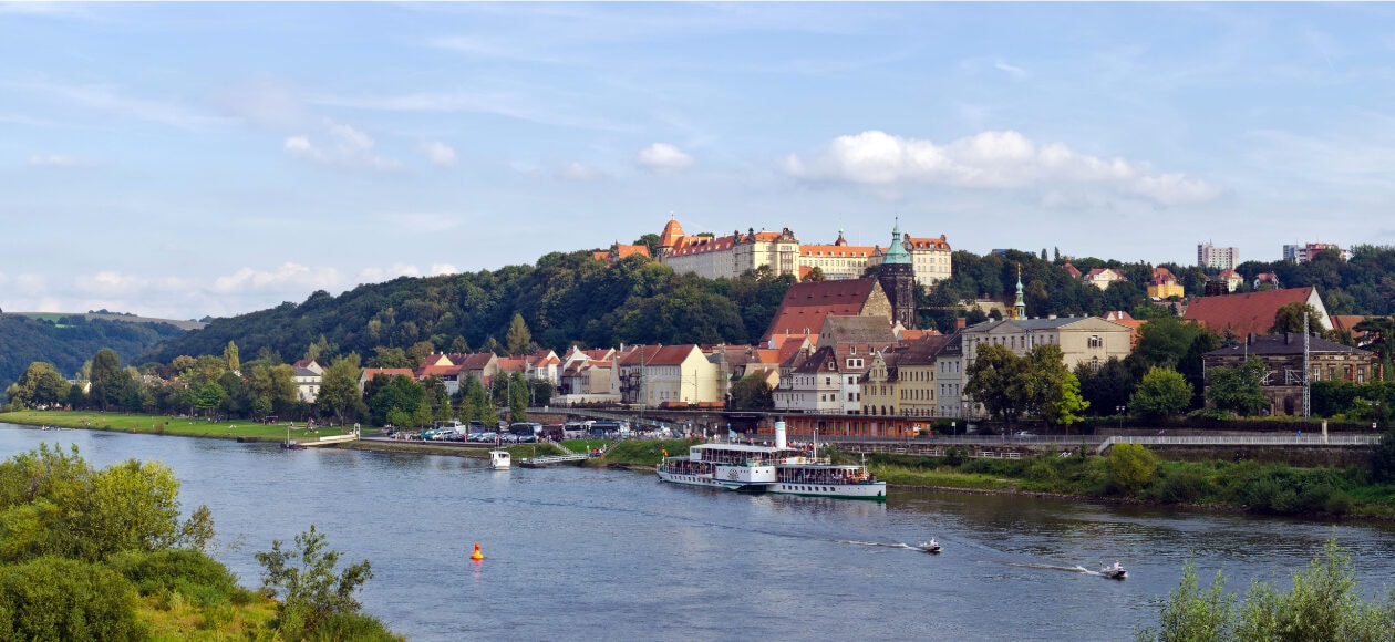 Blick über die Elbe auf Pirnas Altstadt und Schloss Sonnenstein