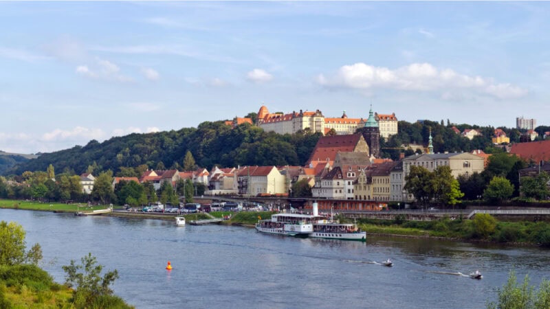 Blick über die Elbe auf Pirnas Altstadt und Schloss Sonnenstein
