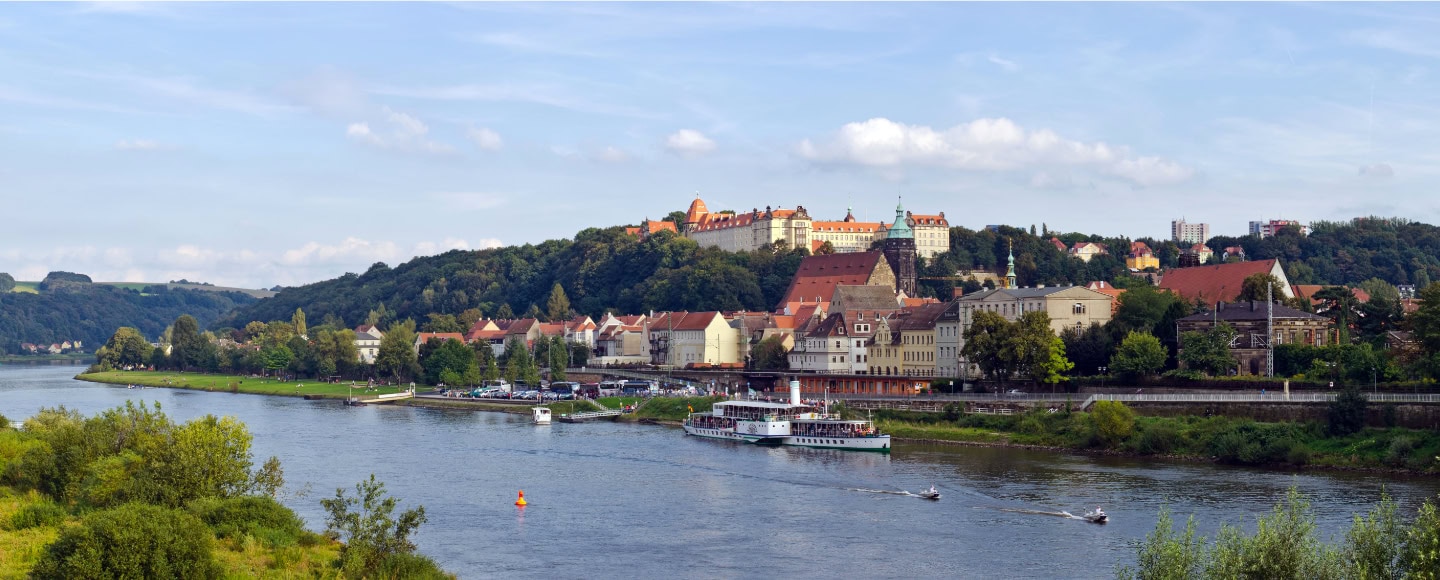 Blick über die Elbe auf Pirnas Altstadt und Schloss Sonnenstein