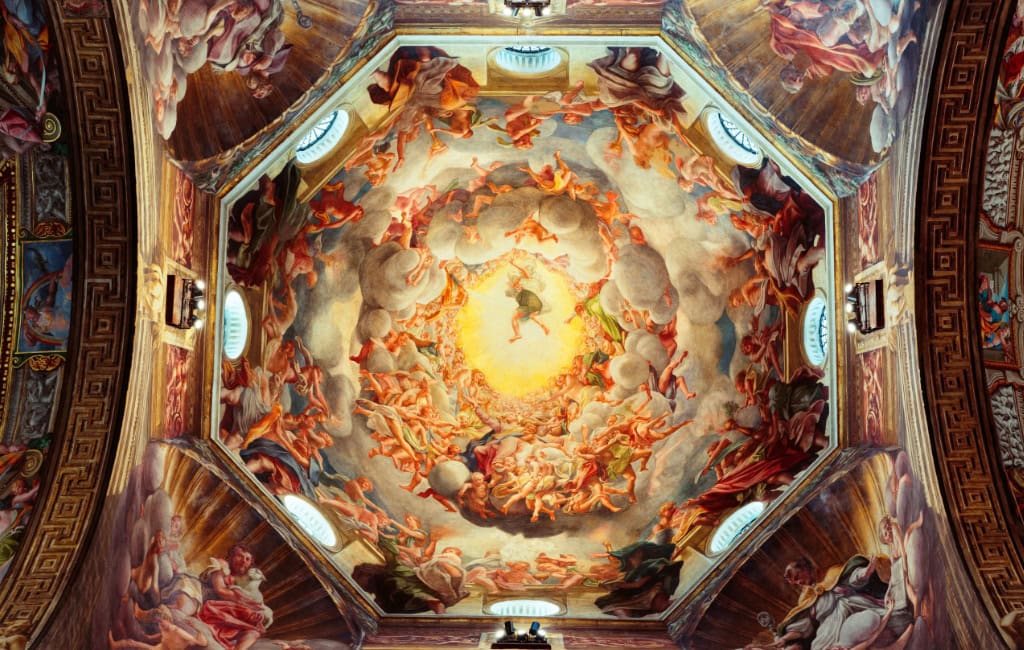 Correggios Kuppelfresko Mariä Himmelfahrt in der Kathedrale von Parma mit zahlreichen Figuren und Engeln.